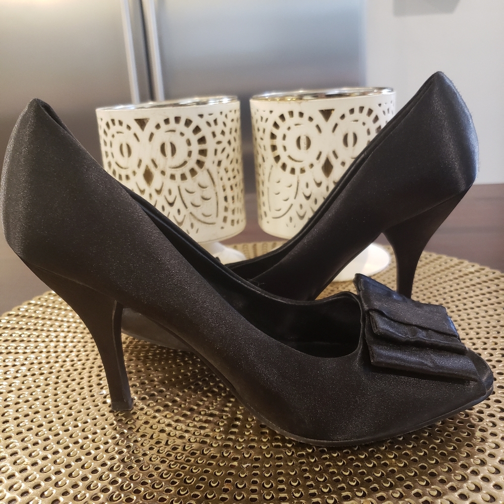 twenty one black satin heel